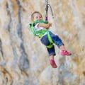 Enfant pratiquant l'escalade