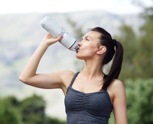 femme s’hydratant pendant le sport